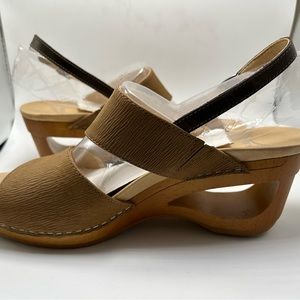 Dansko Sandals Heels size 9.5 / 40 Tan New